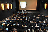 Wie Glühwürmchen brennen die LED-Leuchten: Lehrveranstaltung in einem der Kinosäle des Cinemaxx, Foto: UHH/Schell