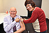 Universitätspräsident Professor Dieter Lenzen wurde von Dr. med. Brita Ambrosi, Ärztin des Arbeitsmedizinischen Dienstes, geimpft, Foto: UHH