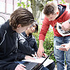 Beispiel für individuelles Lernen mit Netbooks: Die Schülergruppe arbeitet draußen. Foto: Projektbericht Hamburger Netbook-Projekt. Sekundarstufen, Hamburg 2010