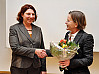 Vizepräsidentin Prof. Dr. Mielke (re.) gratulierte Prof. Dr. Britta Ramminger zu ihrem neuen Amt als Gleichstellungsbeauftragte der Universität. Foto: UHH/Schell