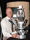 Prof. Miller mit seiner “3rd Generation Electron Gun”, die Aufnahmen mit atomarer Auflösung von Laserbestrahlung lieferte und dadurch die Entwicklung des Laserskalpells für die minimal-invasive Chirurgie ermöglichte. Foto: privat