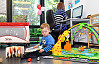Arbeiten, während das Kind spielt: Das bietet das neue Eltern-Kind-Zimmer im Mittelweg. Foto: UHH/Schell