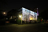 An der Westseite des Hauptgebäudes inszenierte Tiffany Carbonneau eine Lichtinstallation. Foto: Tiffany Carbonneau