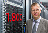 Der Direktor des Rechenzentrums Prof. Dr.-Ing. Olbrich im Serverraum, der um einen Hochleistungsrechner reicher ist. Foto: UHH/RRZ/MCC/Mentz