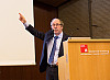 Physik-Nobelpreisträger von 1999 Gerard 't Hooft während seines Vortrages über mikroskopische schwarze Loecher. Foto: DESY/Mayer