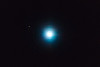 Der Exoplanet CVSO 30c ist der schwache Punkt links oberhalb des Sterns, die helle Quelle im Bild ist der Mutterstern selbst. Foto: ESO / Schmidt et al.